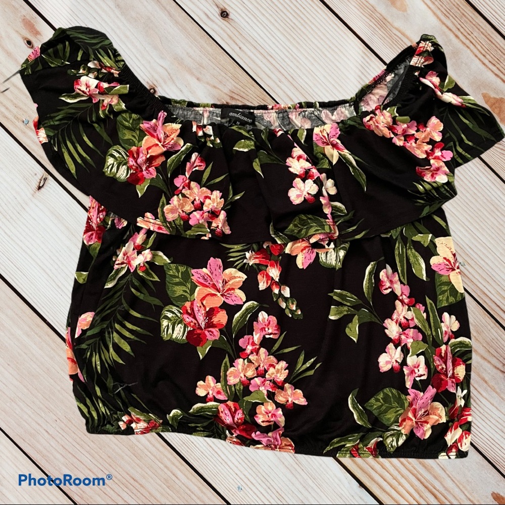 NWT RUE+ off the shoulder floral crop top. 🌺